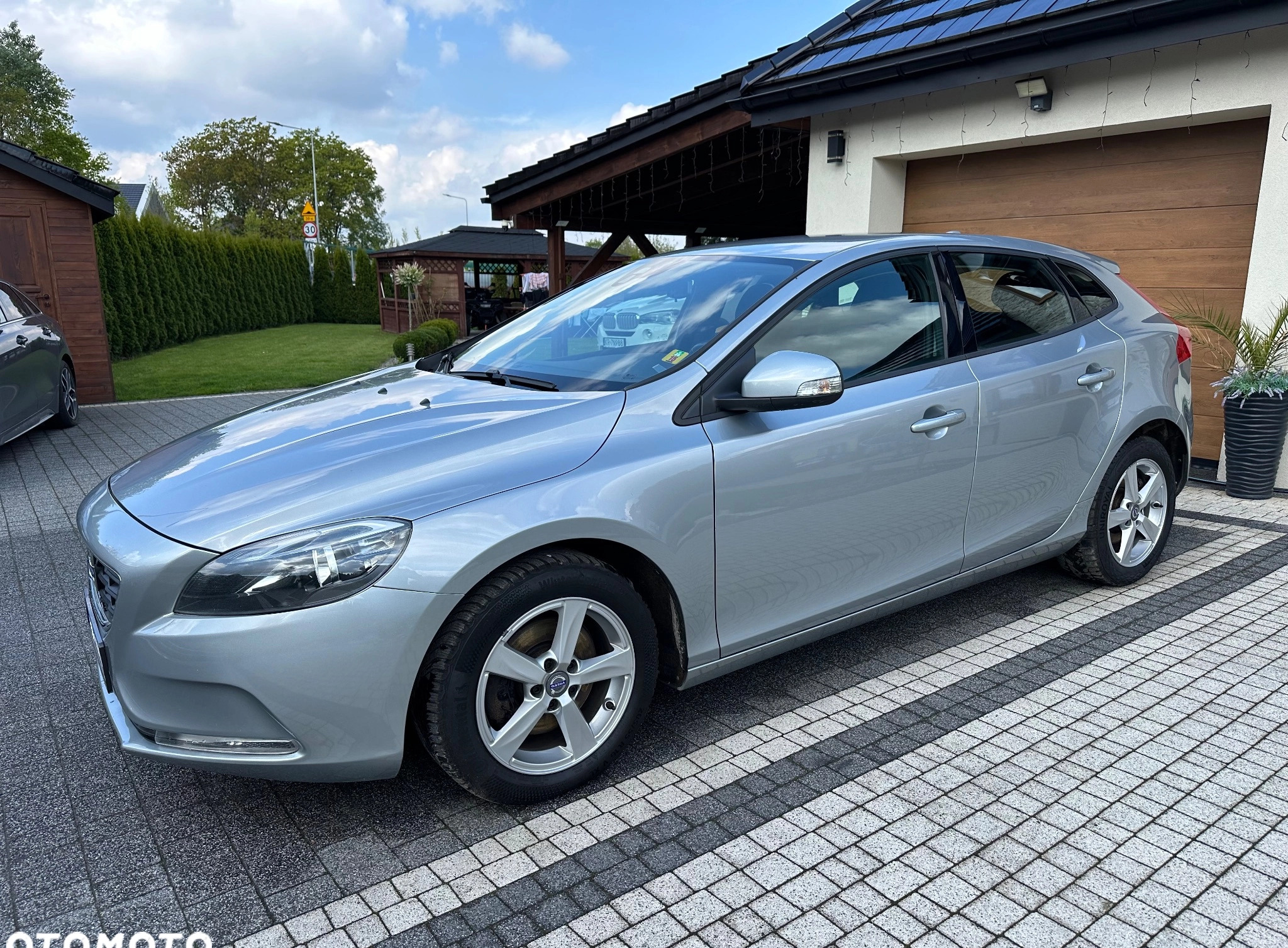 Volvo V40 cena 42500 przebieg: 170000, rok produkcji 2014 z Kraków małe 742